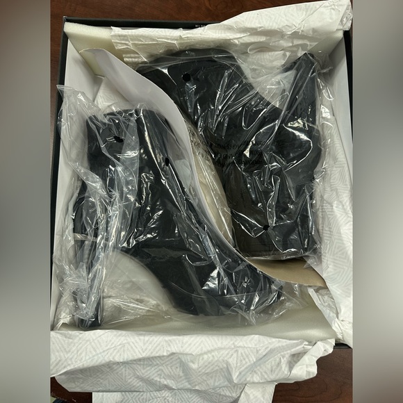 Donald Pliner Women’s Empressed Crepe Elastic Boots size 6.5 - Picture 6 of 9